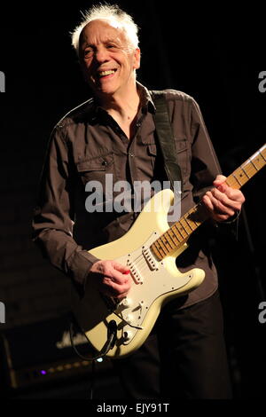 Chester, UK. 2. April 2015. Robin Trower, ehemaliger Gitarrist von Procol Harum, tritt auf einen Ausverkauf Menschenmenge auf der Live-Zimmer in Chester. Bildnachweis: Simon Newbury/Alamy Live-Nachrichten Stockfoto