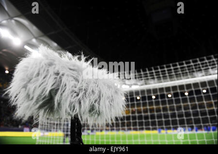 Pelzigen Sport Mikrofon auf einem Fußballfeld mit Sportarena im Hintergrund Stockfoto