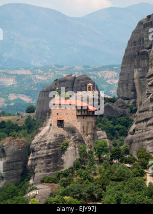 Moni Agiou Nikolaou Kloster oben auf einem Felsen in Meteora Landschaft Stockfoto