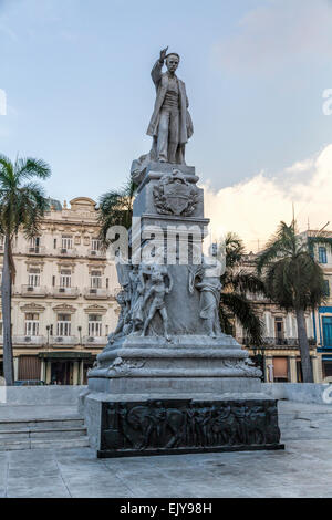 Marmorstatue des kubanischen Nationalhelden José Marti in den Parque Central in Havanna, Kuba in der Nähe der Paseo de Marti Stockfoto