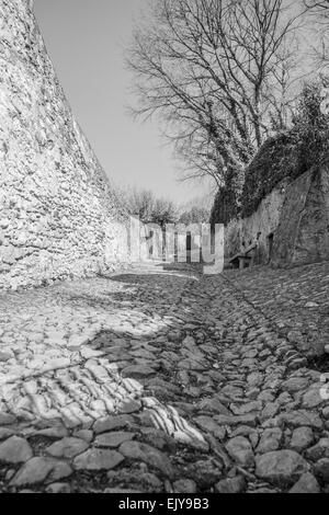 antiken mittelalterlichen Weg führt vom Dorf von Soave (Italien), die Burg auf dem Hügel Stockfoto