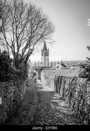 antiken mittelalterlichen Weg führt vom Dorf von Soave (Italien), die Burg auf dem Hügel Stockfoto