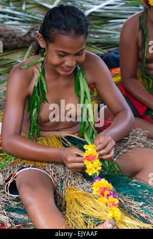 Yap Mädchen machen Blume Lei für Yap Day Festival, Insel Yap, Föderierte Staaten von Mikronesien Stockfoto