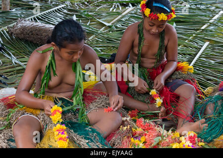 Yap Mädchen machen Blume Lei für Yap Day Festival, Insel Yap, Föderierte Staaten von Mikronesien Stockfoto