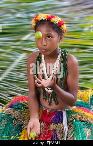 Yap Mädchen in traditioneller Kleidung Jonglieren mit Zitronen, Yap Day Festival, Insel Yap, Föderierte Staaten von Mikronesien Stockfoto