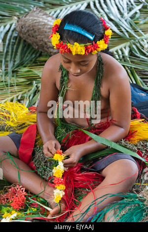 Yap Mädchen machen Blume Lei für Yap Day Festival, Insel Yap, Föderierte Staaten von Mikronesien Stockfoto