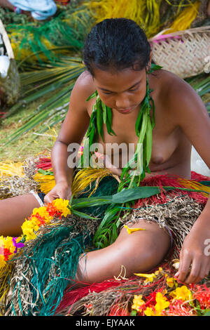 Yap Mädchen machen Blume Lei für Yap Day Festival, Insel Yap, Föderierte Staaten von Mikronesien Stockfoto