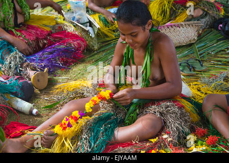 Yap Mädchen machen Blume Lei für Yap Day Festival, Insel Yap, Föderierte Staaten von Mikronesien Stockfoto