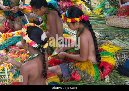 Yap Mädchen machen Blume Lei für Yap Day Festival, Insel Yap, Föderierte Staaten von Mikronesien Stockfoto