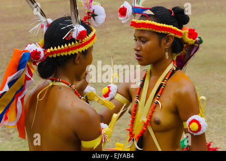 Yap Mädchen in traditioneller Kleidung auf Yap Day Festival, Insel Yap, Föderierte Staaten von Mikronesien Stockfoto