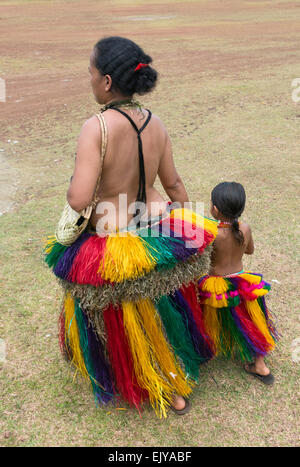 Yap-Frau mit kleinen Mädchen in traditioneller Kleidung, Yap-Insel, Föderierte Staaten von Mikronesien Stockfoto