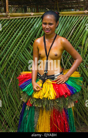 Yap Mädchen in traditioneller Kleidung auf Yap Day Festival, Insel Yap, Föderierte Staaten von Mikronesien Stockfoto