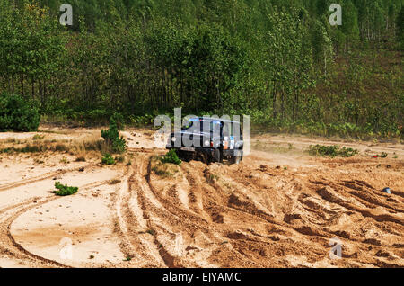 Rennen auf einer Rallye-Raid auf sandigen Dünen. Rallye-Raid Baha "Belarus" 2014 - zweiter Tag. Stockfoto