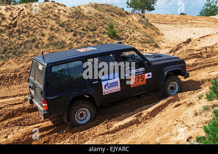 Rennen auf einer Rallye-Raid auf sandigen Dünen. Rallye-Raid Baha "Belarus" 2014 - zweiter Tag. Stockfoto