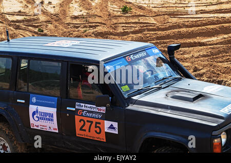 Rennen auf einer Rallye-Raid auf sandigen Dünen. Rallye-Raid Baha "Belarus" 2014 - zweiter Tag. Stockfoto