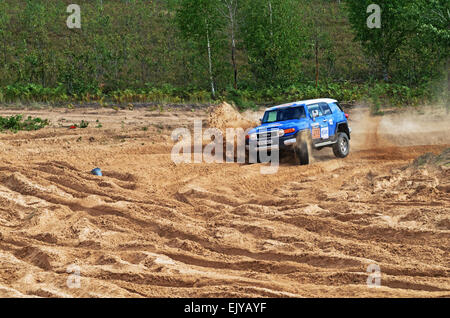 Rennen auf einer Rallye-Raid auf sandigen Dünen. Rallye-Raid Baha "Belarus" 2014 - zweiter Tag. Stockfoto