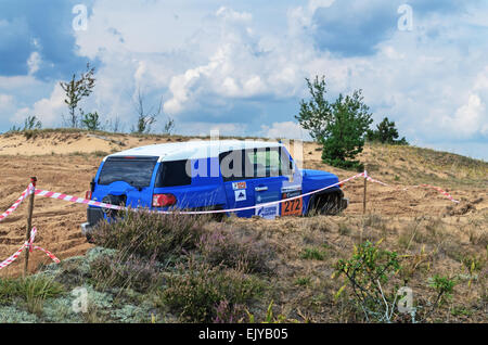 Rennen auf einer Rallye-Raid auf sandigen Dünen. Rallye-Raid Baha "Belarus" 2014 - zweiter Tag. Stockfoto