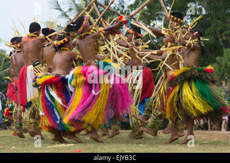 Jungen und Mädchen in traditioneller Kleidung Tanz mit Bambusstab auf Yap Day Festival, Insel Yap, Föderierte Staaten von Mikronesien Stockfoto