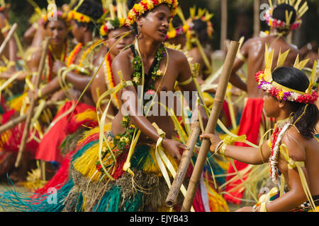 Yap Mädchen in traditioneller Kleidung Tanz mit Bambusstab auf Yap Day Festival, Insel Yap, Föderierte Staaten von Mikronesien Stockfoto