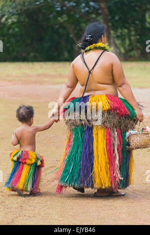 Yap-Frau mit kleinen Mädchen in traditioneller Kleidung auf Yap Day Festival, Insel Yap, Föderierte Staaten von Mikronesien Stockfoto