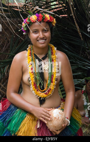 Yap-Mädchen in traditioneller Kleidung hält Kokosnuss auf Yap Day Festival, Insel Yap, Föderierte Staaten von Mikronesien Stockfoto