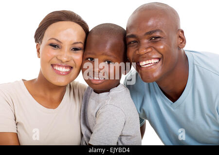 junge liebevolle afroamerikanische Familie isoliert auf weiss Stockfoto