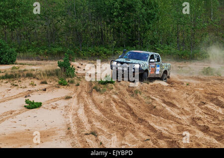 Rennen auf einer Rallye-Raid auf sandigen Dünen. Rallye-Raid Baha "Belarus" 2014 - zweiter Tag. Stockfoto