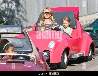 Heidi Klum nimmt ihren Freund Vito Schnabel und die Kinder zum Disneyland park Featuring: Heidi Klum, Leni Samuel, Lou Samuel Where: Anaheim Kalifornien, Kalifornien, USA bei: 28. September 2014 Stockfoto