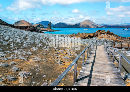 Blick auf Gehweg Bartolome Insel mit Pinnacle Rock im Hintergrund auf den Galapagos Inseln in Ecuador Stockfoto