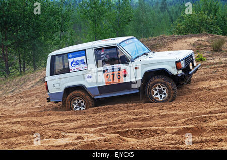 Rennen auf einer Rallye-Raid auf sandigen Dünen. Rallye-Raid Baha "Belarus" 2014 - zweiter Tag. Stockfoto