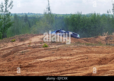 Rennen auf einer Rallye-Raid auf sandigen Dünen. Rallye-Raid Baha "Belarus" 2014 - zweiter Tag. Stockfoto