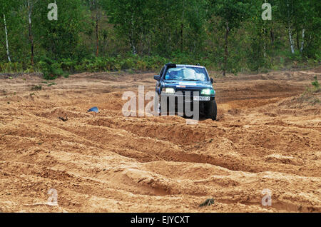 Rennen auf einer Rallye-Raid auf sandigen Dünen. Rallye-Raid Baha "Belarus" 2014 - zweiter Tag. Stockfoto