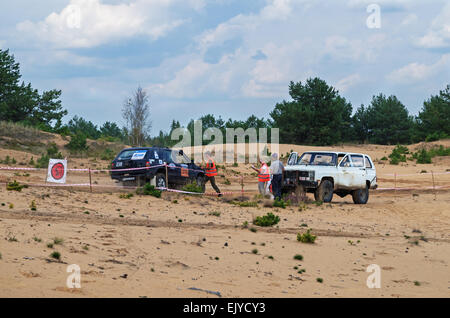 Rennen auf einer Rallye-Raid auf sandigen Dünen. Rallye-Raid Baha "Belarus" 2014 - zweiter Tag. Stockfoto