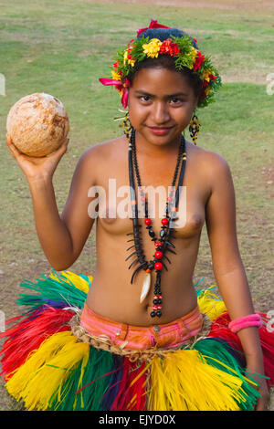 Yap Mädchen in traditioneller Kleidung tragen Kokosnuss auf Yap Day Festival, Insel Yap, Föderierte Staaten von Mikronesien Stockfoto