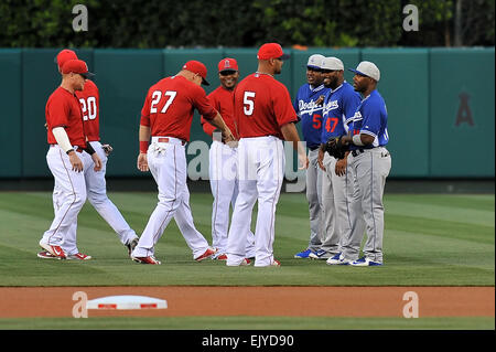 Anaheim, CA, USA. 2. April 2015. Los Angeles Angels Center Fielder Mike Forelle #27, Los Angeles Angels erster Basisspieler Albert Pujols #5, Los Angeles Dodgers Shortstop Jimmy Rollins #11 Los Angeles Dodgers dritte Baseman Juan Uribe #5 und Los Angeles Dodgers Second Baseman Howie Kendrick #47 vor dem Vorsaison Freeway Serie Hauptliga-Baseball-Spiel zwischen den Los Angeles Dodgers und den Los Angeles Angels im Anaheim Stadium in Anaheim , California.Louis Lopez/CSM/Alamy Live-Nachrichten Stockfoto