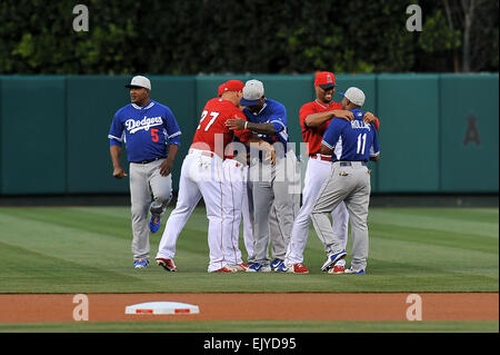 Anaheim, CA, USA. 2. April 2015. Los Angeles Angels Center Fielder Mike Forelle #27, Los Angeles Angels erster Basisspieler Albert Pujols #5, Los Angeles Dodgers Shortstop Jimmy Rollins #11 Los Angeles Dodgers dritte Baseman Juan Uribe #5 und Los Angeles Dodgers Second Baseman Howie Kendrick #47 vor dem Vorsaison Freeway Serie Hauptliga-Baseball-Spiel zwischen den Los Angeles Dodgers und den Los Angeles Angels im Anaheim Stadium in Anaheim , California.Louis Lopez/CSM/Alamy Live-Nachrichten Stockfoto