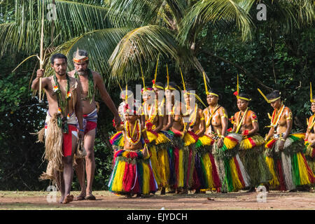 Yap Frauen in traditioneller Kleidung Tanz in Yap Day Festival, Insel Yap, Föderierte Staaten von Mikronesien Stockfoto