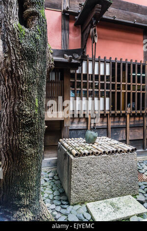 Äußere Detail eines Brunnens in einem alten Teehaus in Kyoto, Japan Stockfoto