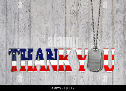 Military Dog Tags mit vielen Dank Flagge auf verwitterten grau Holz Hintergrund. Stockfoto