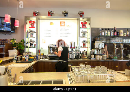 Barista bei der Arbeit in einem Café in Deutschland. Stockfoto