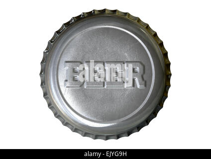 Einen silbernen Bier-Kronkorken mit dem Wort Bier auf einer isolierten weißen Studio-Hintergrund auf ihr eingeprägten Stockfoto