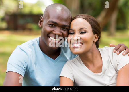 Porträt von African paar sitzen im freien Stockfoto