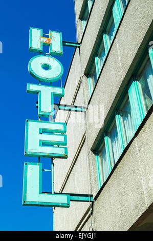 Hotelschild an der Wand des Hotelgebäudes Stockfoto