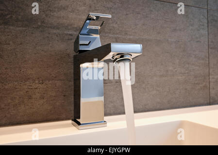 Chrom Wasserhahn am Waschbecken fließendes Wasser Stockfoto, Bild