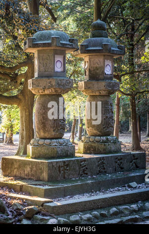 Zwei alte japanische Stein Laternen im Wald in der Nähe von Grand Kasuga-Schrein, Nara, Japan Stockfoto