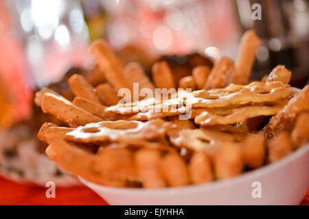 Mini Cracker in Schüssel weiß Stockfoto