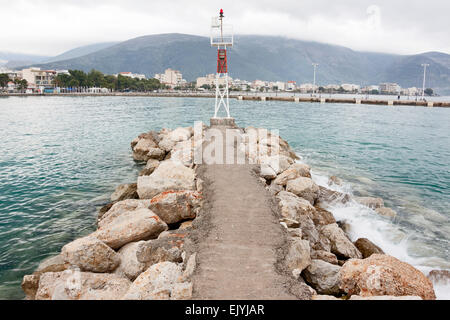 Der kleine Leuchtturm im Hafen von Itea, in der Nähe der antiken Stätte von Delphi, Zentralgriechenland Stockfoto