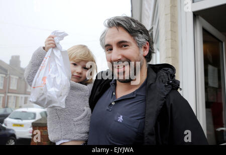 Brighton UK 3. April 2015 - Vater und Tochter kaufen ihre hot cross Buns Karfreitag früh von Ravens Bäckerei in Brighton die kleinen Bäcker im Bereich Fiveways von Brighton ist berühmt geworden in der Gegend und sie erwarten zu machen und verkaufen 5000 Brötchen heute für die Osterferien Foto von Simon Dack/Alamy Live News Stockfoto