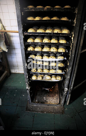 Brighton UK 3. April 2015 - Hot Cross Buns steigt bei Ravens Bäckerei früh heute Karfreitag Morgen bereit für den Gang zum Verkauf die kleinen Bäcker im Bereich Fiveways von Brighton ist berühmt geworden in der Gegend und sie erwarten zu machen und verkaufen 5000 Brötchen heute für die Osterferien Foto von Simon Dack/Alamy Live News Stockfoto