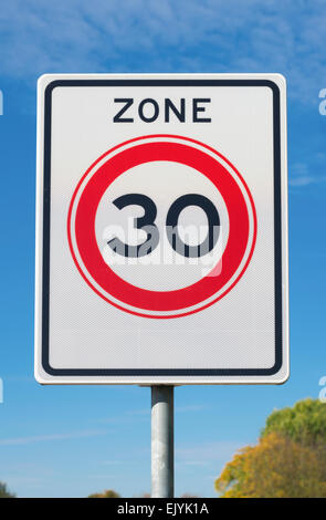 Straßenschild mit 30 km Höchstgeschwindigkeit Gebot Stockfoto